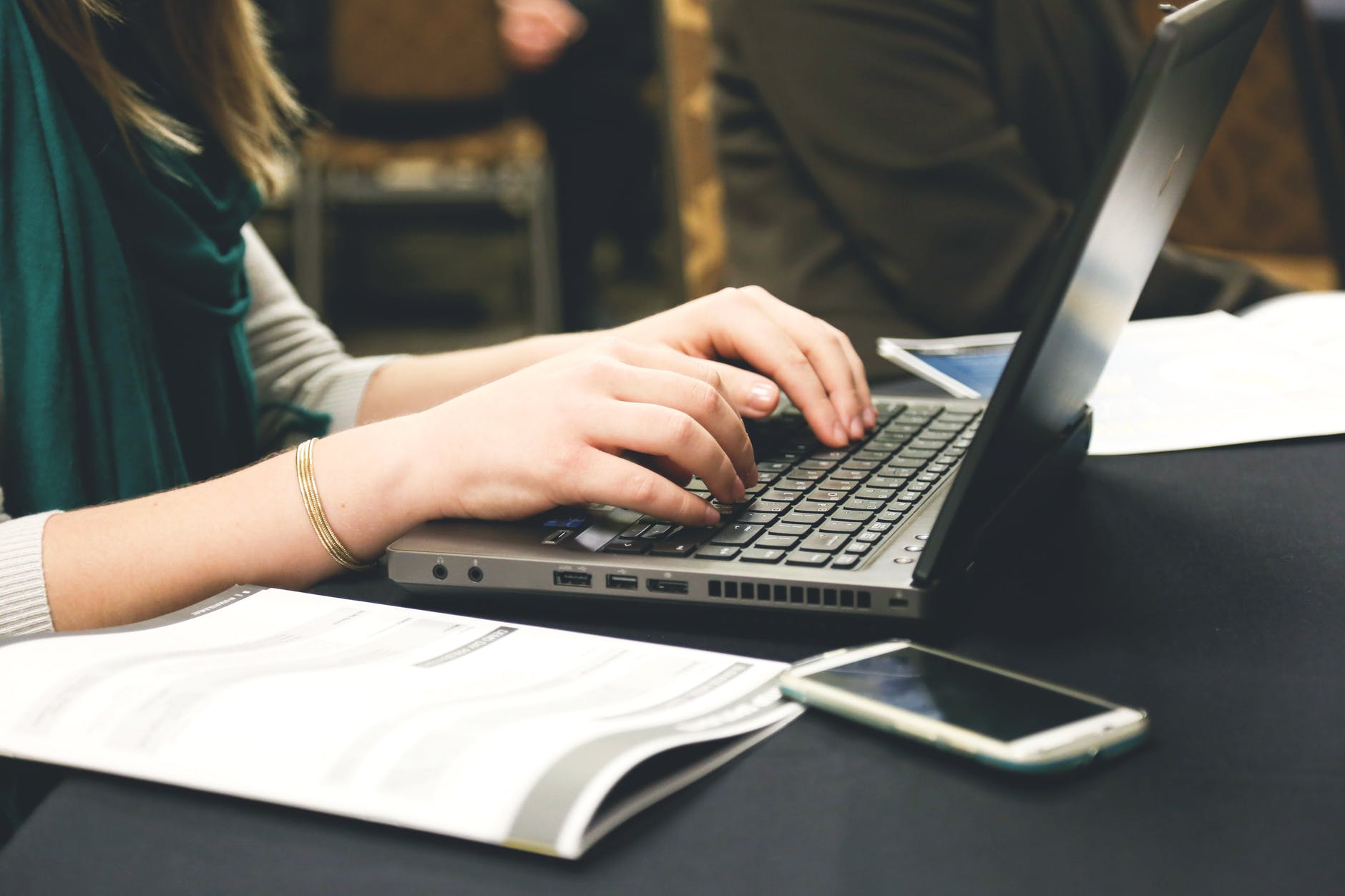 woman typing writing windows - Typesetting